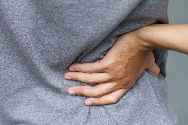 Homem sofre de dor nas costas, deslocamento do disco cervical — Fotografia de Stock