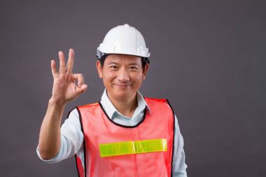 Tamam el jest kendine güvenen, profesyonel Asya erkek mühendis