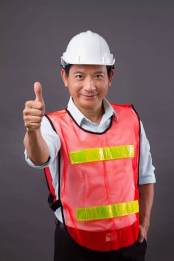 Kendinden emin, profesyonel Asyalı erkek mühendis