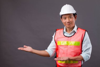 Kendine güvenen, profesyonel Asya adam yukarı ve uzağa işaret eden bir ele