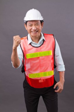 Kendine güvenen, mutlu, gülümseyen, profesyonel Asya mühendis adam