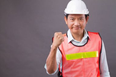 Kendine güvenen, sakin, profesyonel Asya mühendis adam ile yer