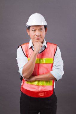 düşünme, planlama kendine güvenen, profesyonel Asya erkek mühendis adam