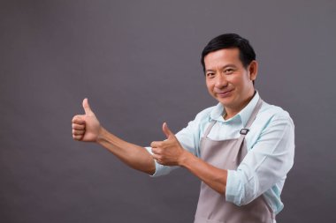 Kendine güvenen adam dükkâncı işaretleme başparmak kadar alanı