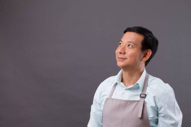 için boş yer ararken düşünceli adam dükkâncı