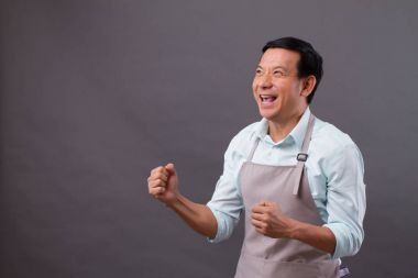 Neşeli mutlu başarılı adam dükkâncı ararken çıkıldı