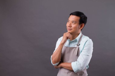 için boş yer ararken düşünceli adam dükkâncı