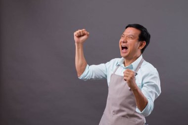 sinirli sinirli sinirli adam dükkâncı ararken başarısız oldu