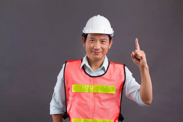 Zelfbewuste, professionele Aziatische man wijzende vinger omhoog — Stockfoto