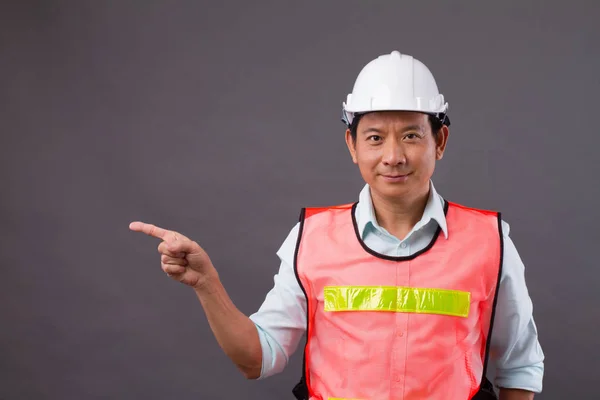 Zelfbewuste, professionele Aziatische man wijzende vinger omhoog en weg — Stockfoto