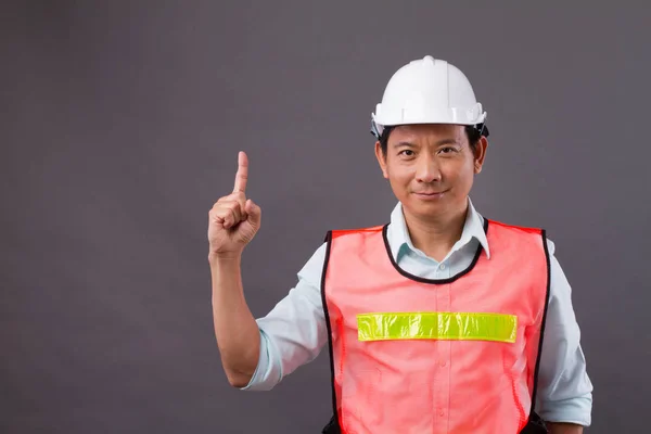 Zelfbewuste, professionele Aziatische man wijzende vinger omhoog — Stockfoto