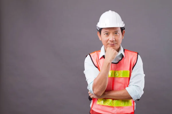 Zelfbewuste, professionele Aziatische mannelijke ingenieur man denken, ruimtelijke ordening — Stockfoto