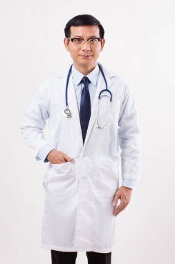 Kendine güvenen Asya erkek doktor izole