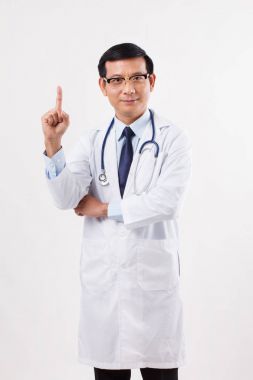 Kendine güvenen Asya erkek doktor 1 parmak kadar işaret