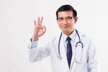 Evet tamam el hareketi, gösteren Asyalı Doktor, iyi, onay, accep