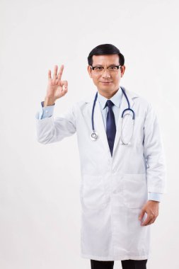 Evet tamam el hareketi, gösteren Asyalı Doktor, iyi, onay, accep