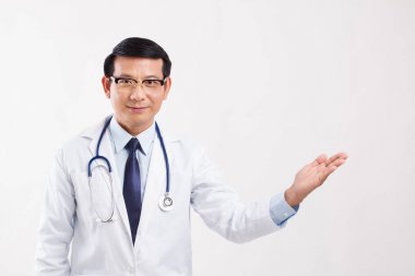 erkek doktor el uzakta sağ tarafındaki yukarı dönük