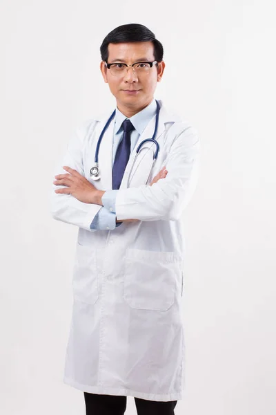 Magabiztos, ázsiai férfi orvos elszigetelt — Stock Fotó