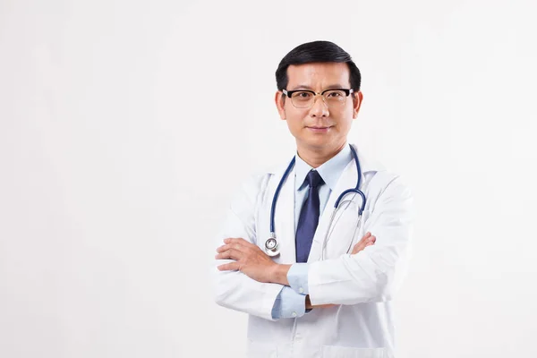 Pewny siebie, Azjatycki lekarz mężczyzna na białym tle — Zdjęcie stockowe