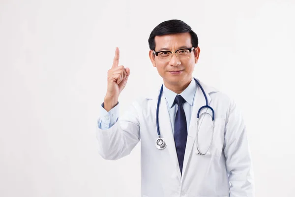 Jistý asijský lékař směřující nahoru 1 prst — Stock fotografie