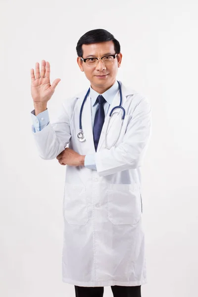 Jistý asijský lékař směřující nahoru 5 prsty — Stock fotografie