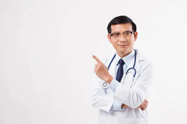 Médico masculino apontando o dedo para o lado esquerdo — Fotografia de Stock