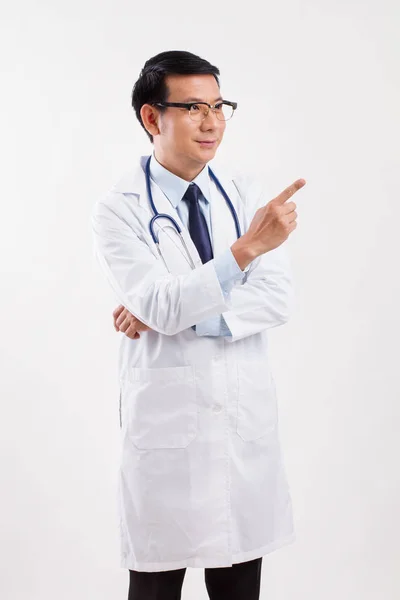 Médico masculino apontando o dedo para o lado direito — Fotografia de Stock
