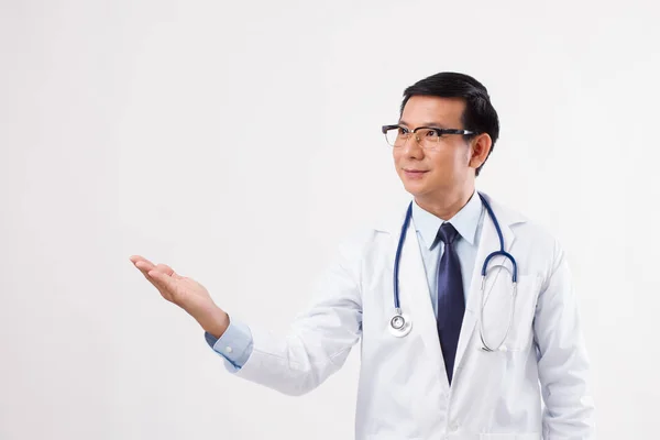 Médico masculino apontando a mão para o lado esquerdo — Fotografia de Stock