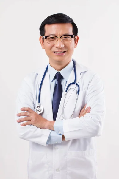 Sikeres Boldog mosolygó ázsiai férfi orvos — Stock Fotó