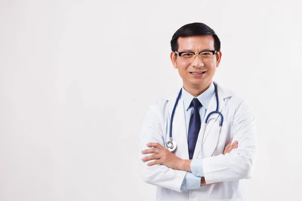 Bem sucedido feliz sorrindo asiático masculino médico — Fotografia de Stock