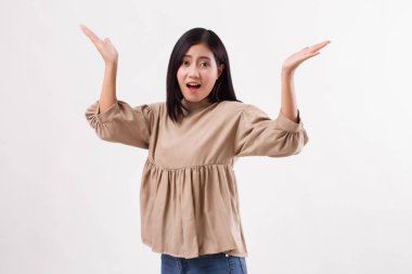 neşeli, başarılı poz poz mutlu gülümseyen smart casual Arap Asyalı kadın heyecanlı