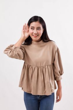 iyi haber için mutlu bir kadın dinleme kulak gülümseyen