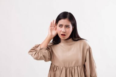 kötü haber için üzgün sinir bozucu mutsuz kadın dinleme kulak