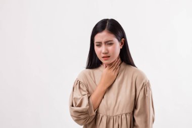 Boğaz ağrısı ile hasta kadın