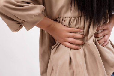 kadın acı sırt ağrıları, omurga veya spinal kas yaralanması