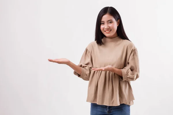 Frau zeigt Hand isoliert, asiatisches arabisches Modell — Stockfoto