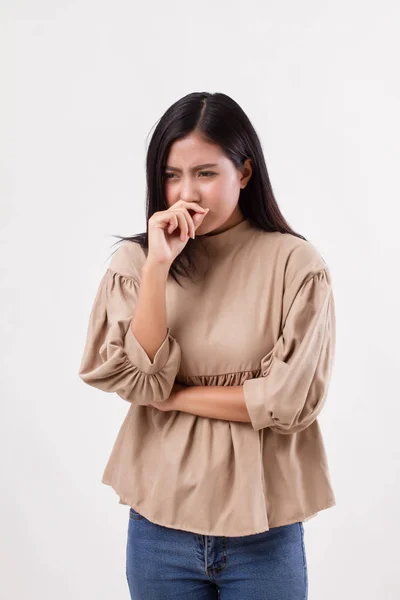 Kvinna att fånga en förkylning, influensa, rinnande näsa, allergi — Stockfoto