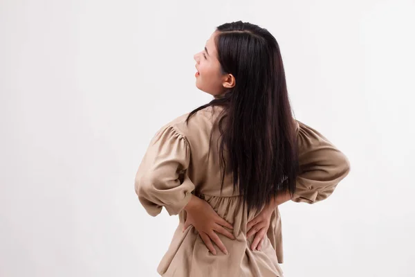 Mulher que sofre de dor nas costas, coluna vertebral ou lesão muscular espinhal — Fotografia de Stock