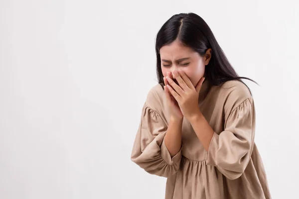 Хвора, алергічна жінка чхає з холодом або алергією — стокове фото