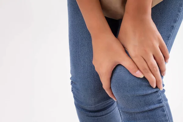 Mujer que sufre de dolor en las articulaciones de la rodilla, artritis, gota — Foto de Stock