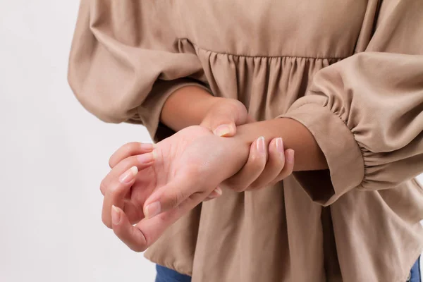 Wanita menderita nyeri sendi pergelangan tangan, arthritis, pirai — Stok Foto