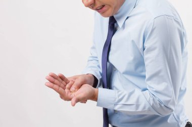 adam acı tetik parmak, artrit, bilek ağrısı