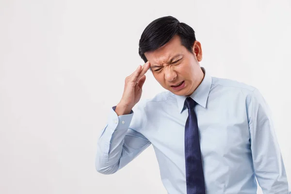 Enfermo, estresado, hombre sobrecargado de trabajo con migraña — Foto de Stock