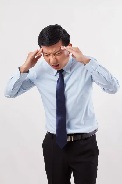 Enfermo, estresado, hombre sobrecargado de trabajo con dolor de cabeza, migraña, vértigo , — Foto de Stock