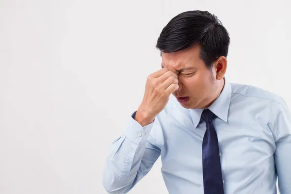 Enfermo, estresado, hombre sobrecargado de trabajo con dolor de cabeza sinusal, visión borrosa — Foto de Stock