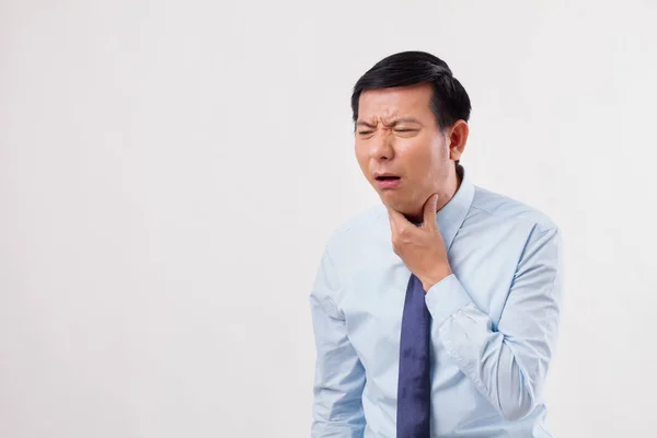 Хворий чоловік з болем в горлі, застудою, грипом — стокове фото