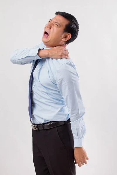 Asiático hombre de negocios que sufre de dolor de cuello, artritis, gota sym — Foto de Stock