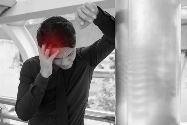 Hombre de negocios enfermo que sufre de estrés, dolor de cabeza, vértigo, migraña, problema emocional — Foto de Stock