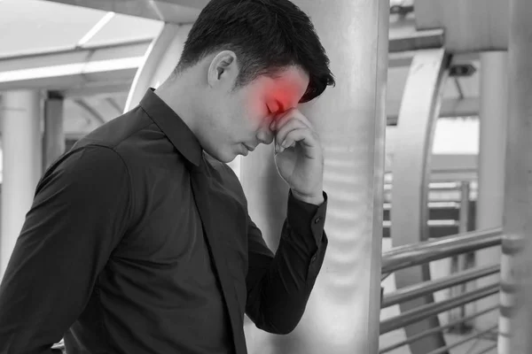 Hombre de negocios enfermo estresante que tiene dolor de cabeza, vértigo, migraña, problema emocional — Foto de Stock