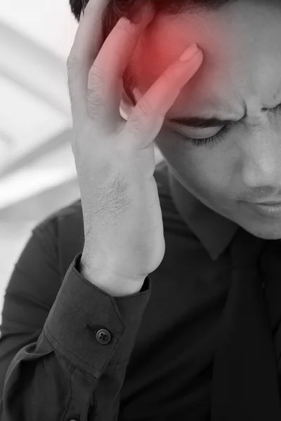 Hombre de negocios enfermo estresante que tiene dolor de cabeza, vértigo, migraña, problema emocional — Foto de Stock